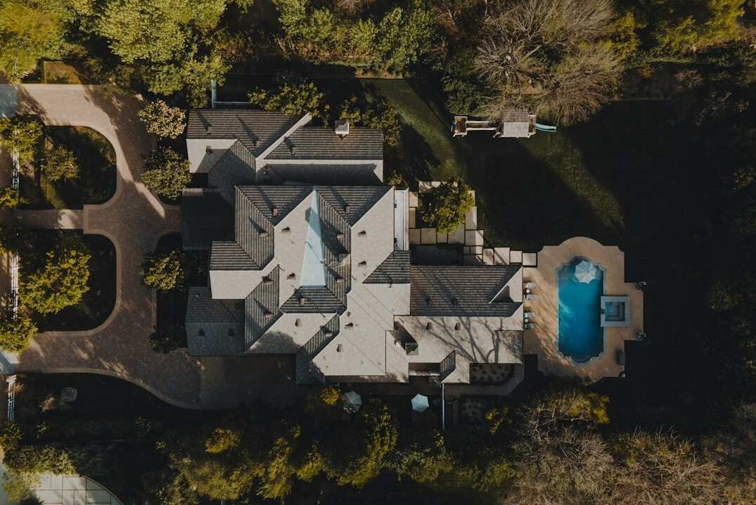 celebrity mansion garden